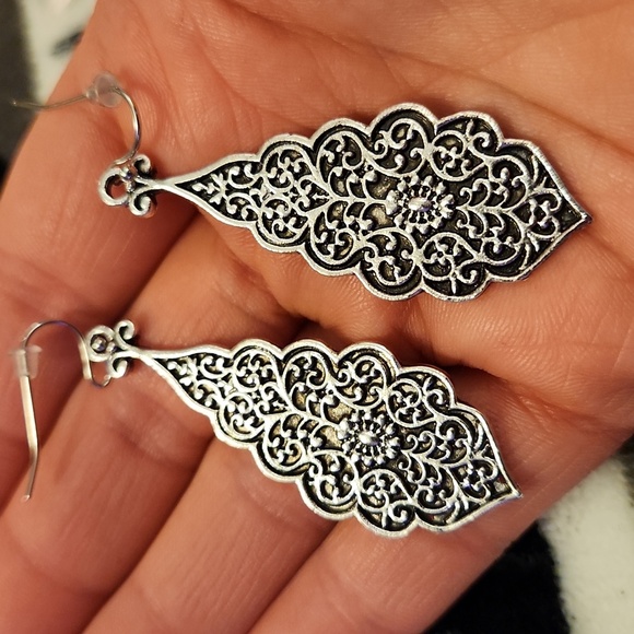Silvery Vintage Carved Pattern Dangle Earrings - Picture 3 of 5